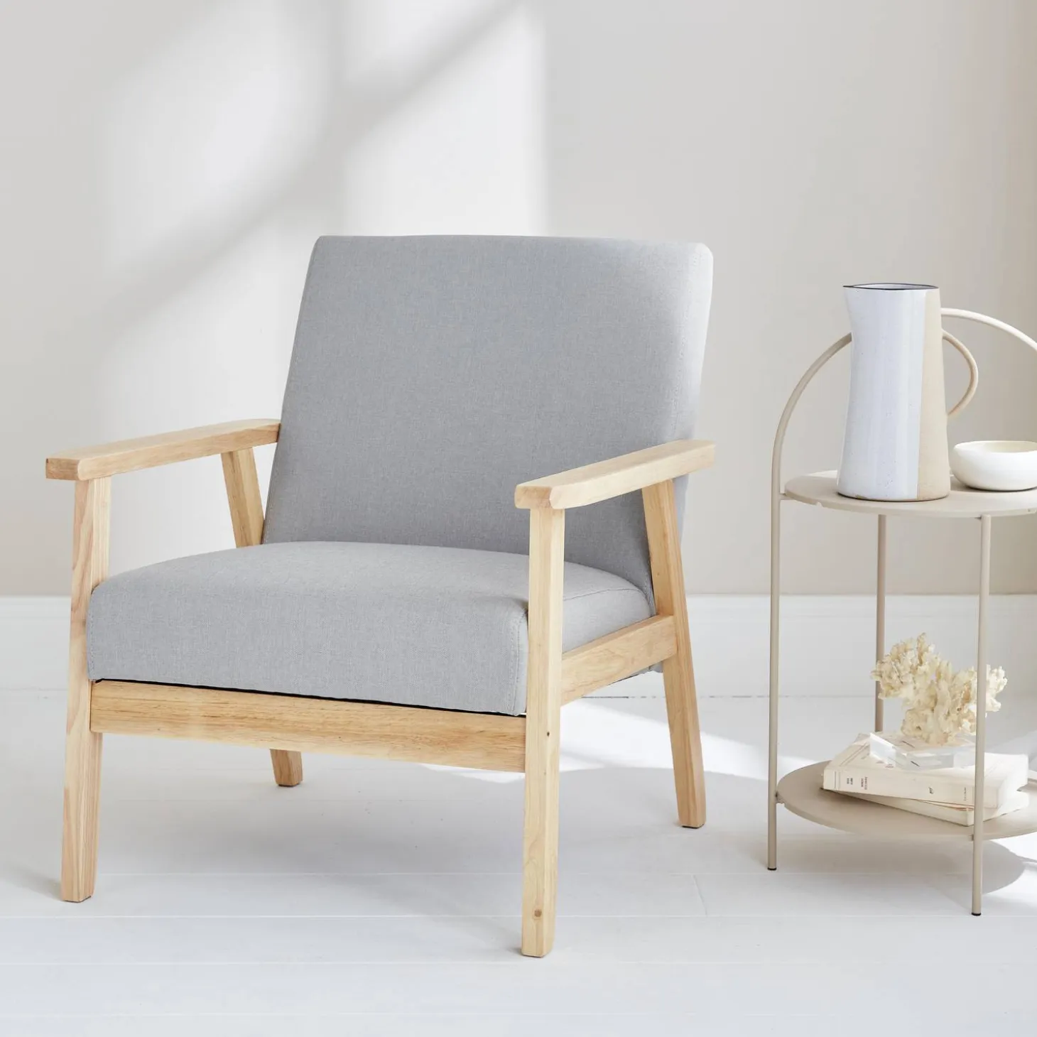 Fauteuil van hout met stoffen zitting