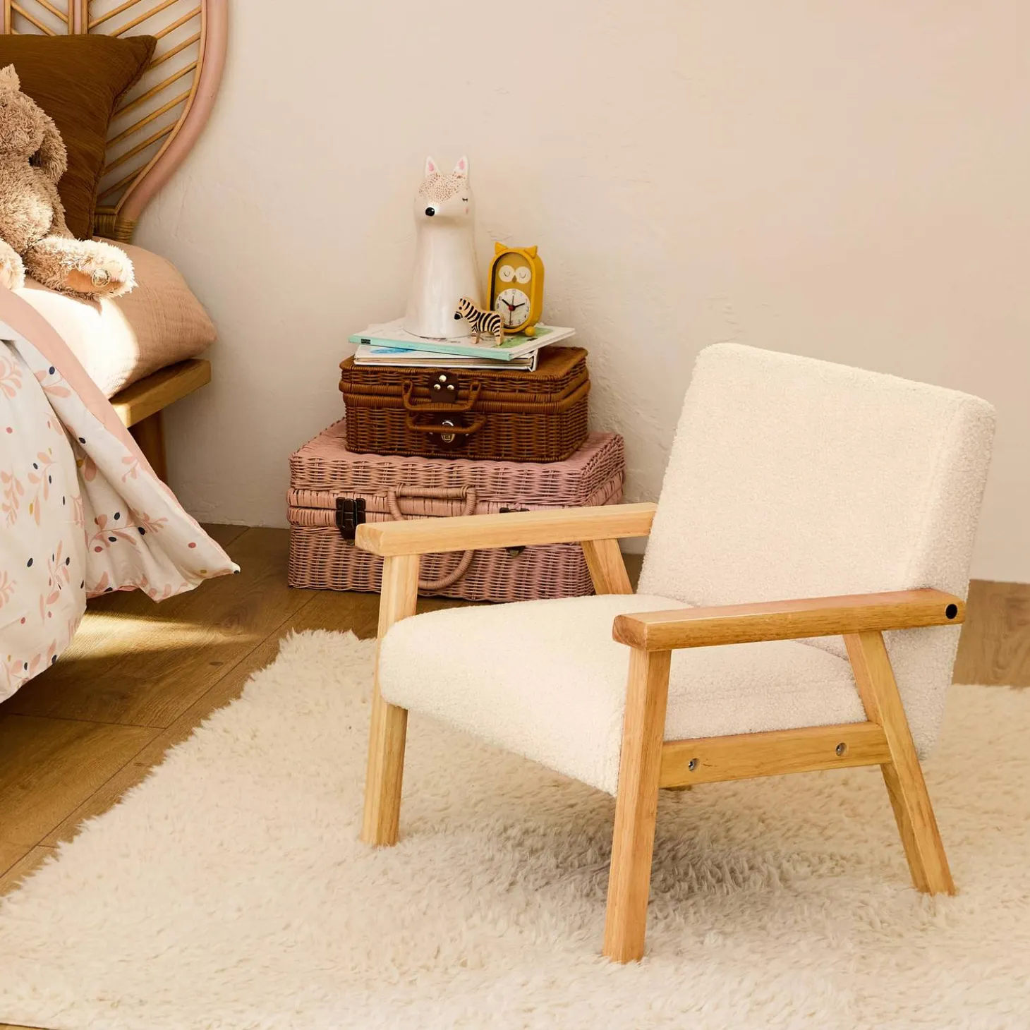 Fauteuil voor kinderen van hout en bouclé