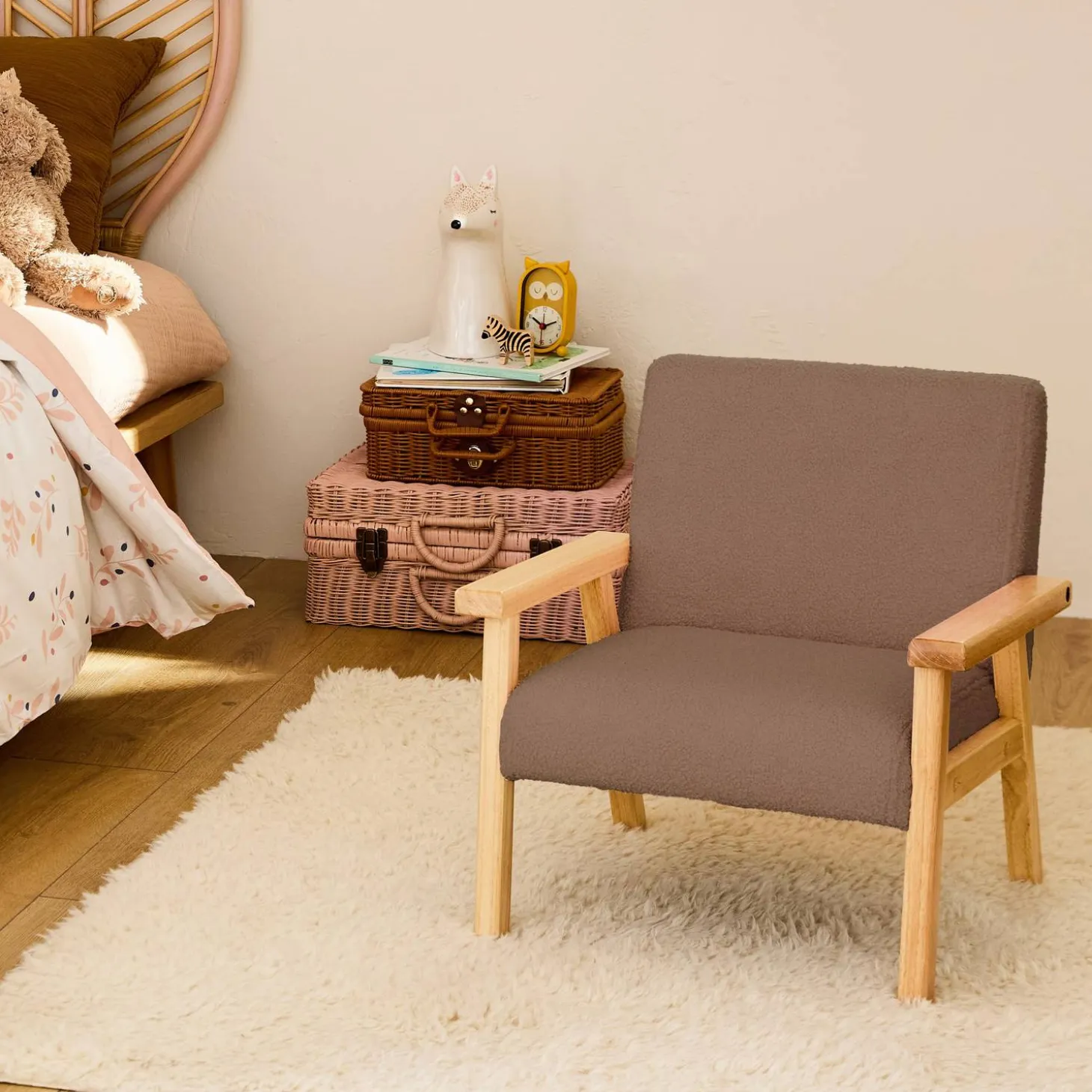 Fauteuil voor kinderen van hout en bouclé