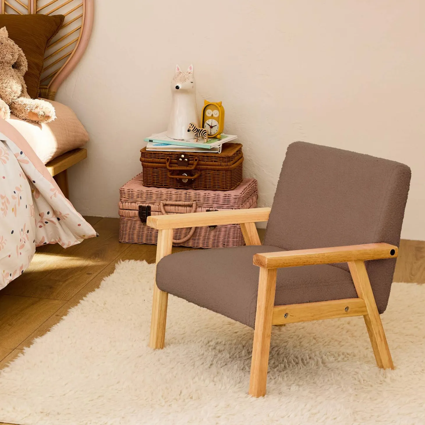 Fauteuil voor kinderen van hout en bouclé