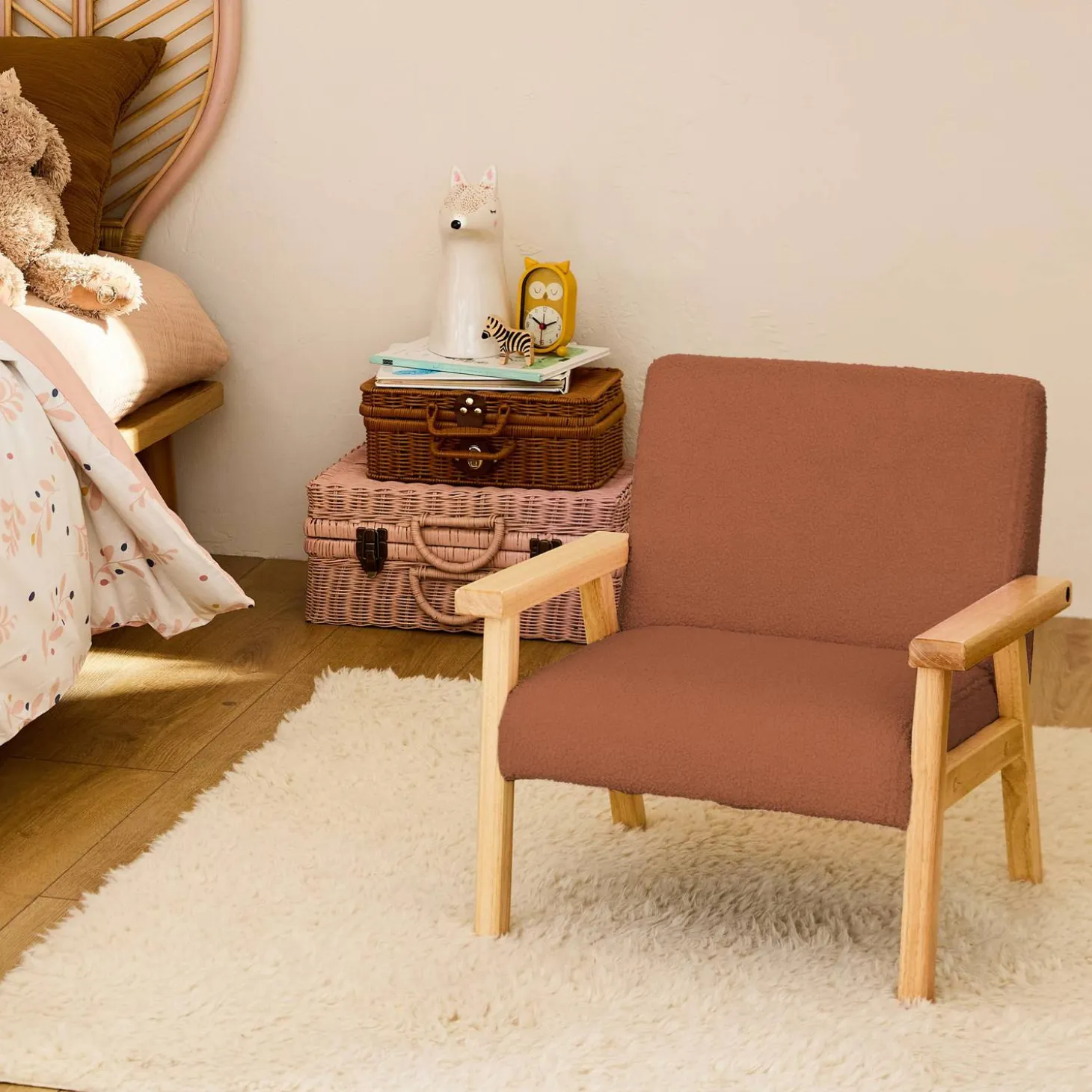 Fauteuil voor kinderen van hout en bouclé