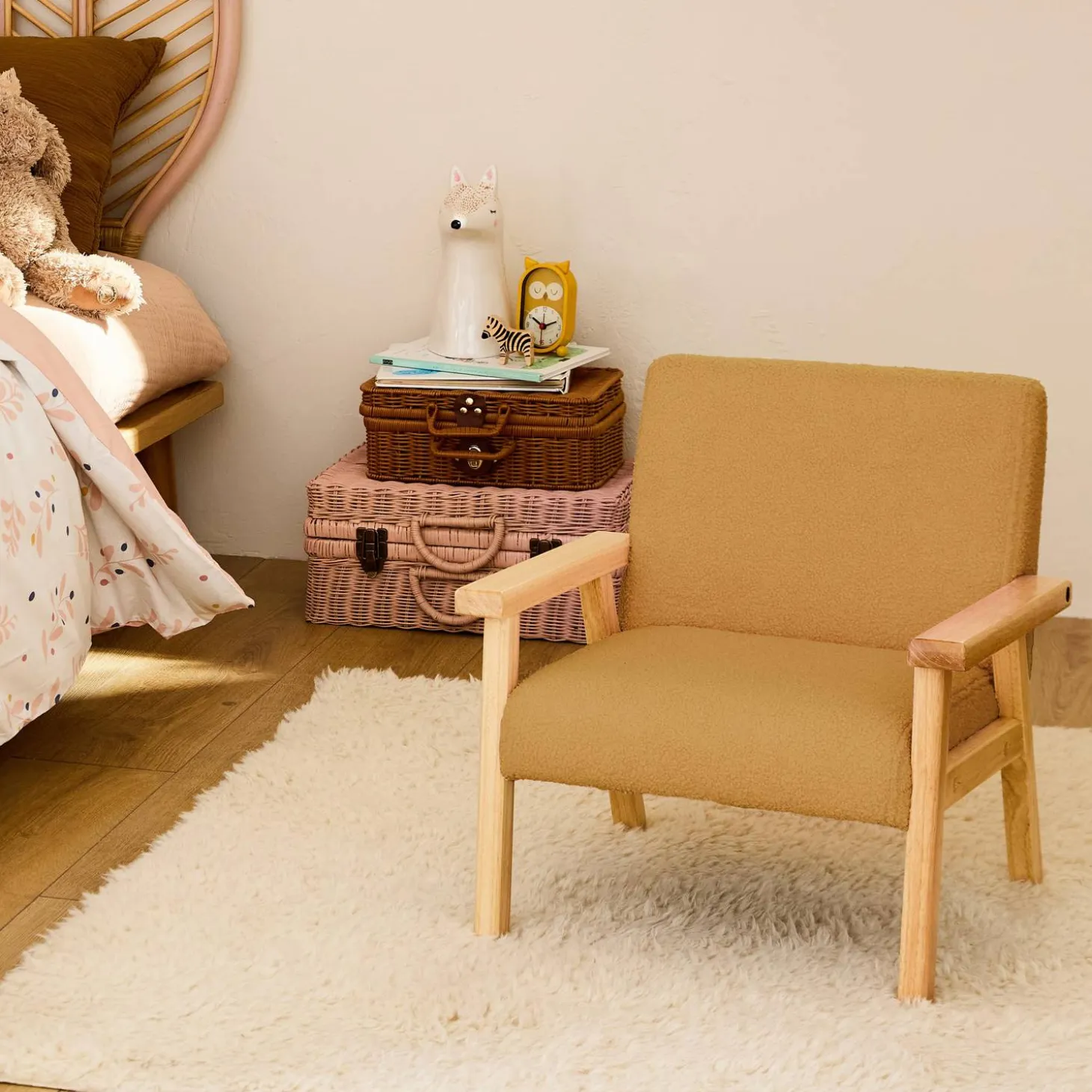 Fauteuil voor kinderen van hout en bouclé