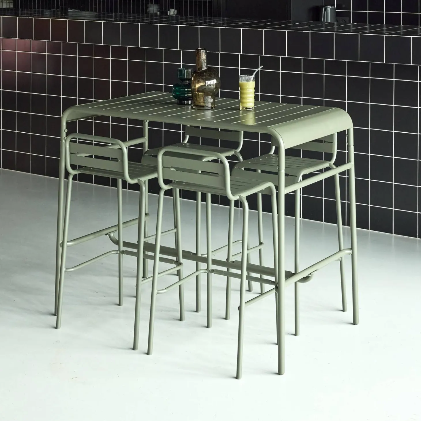 Hoge tuintafel met 4 hoge stoelen metaal