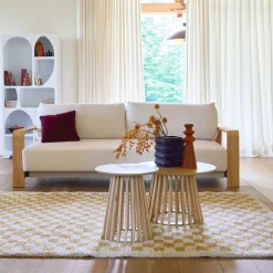 Interieur tapijt met dambord vorm in mosterdgeel en crème