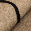 Interieurtapijt met jute-effect, zwart grafisch reliëfpatroon.