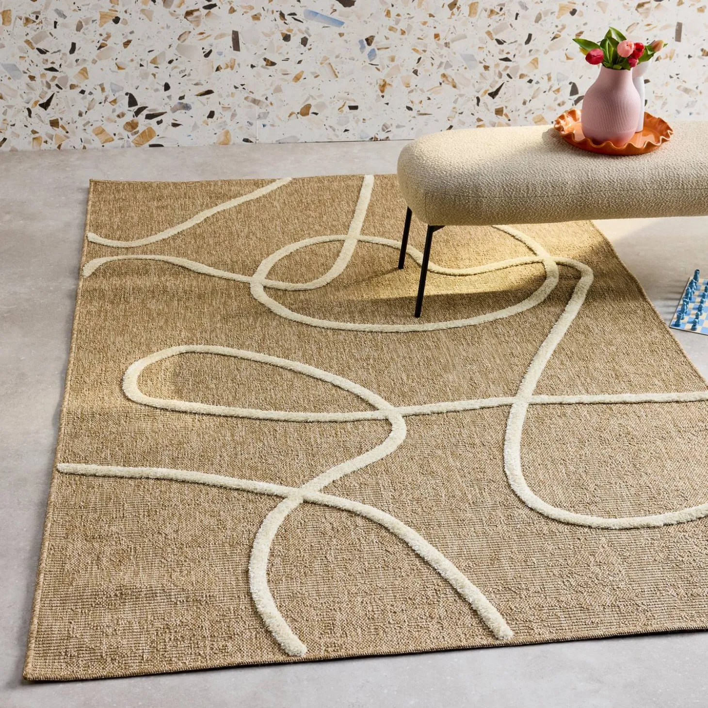 Interieurtapijt met jute-effect, reliëf grafisch patroon in wit.