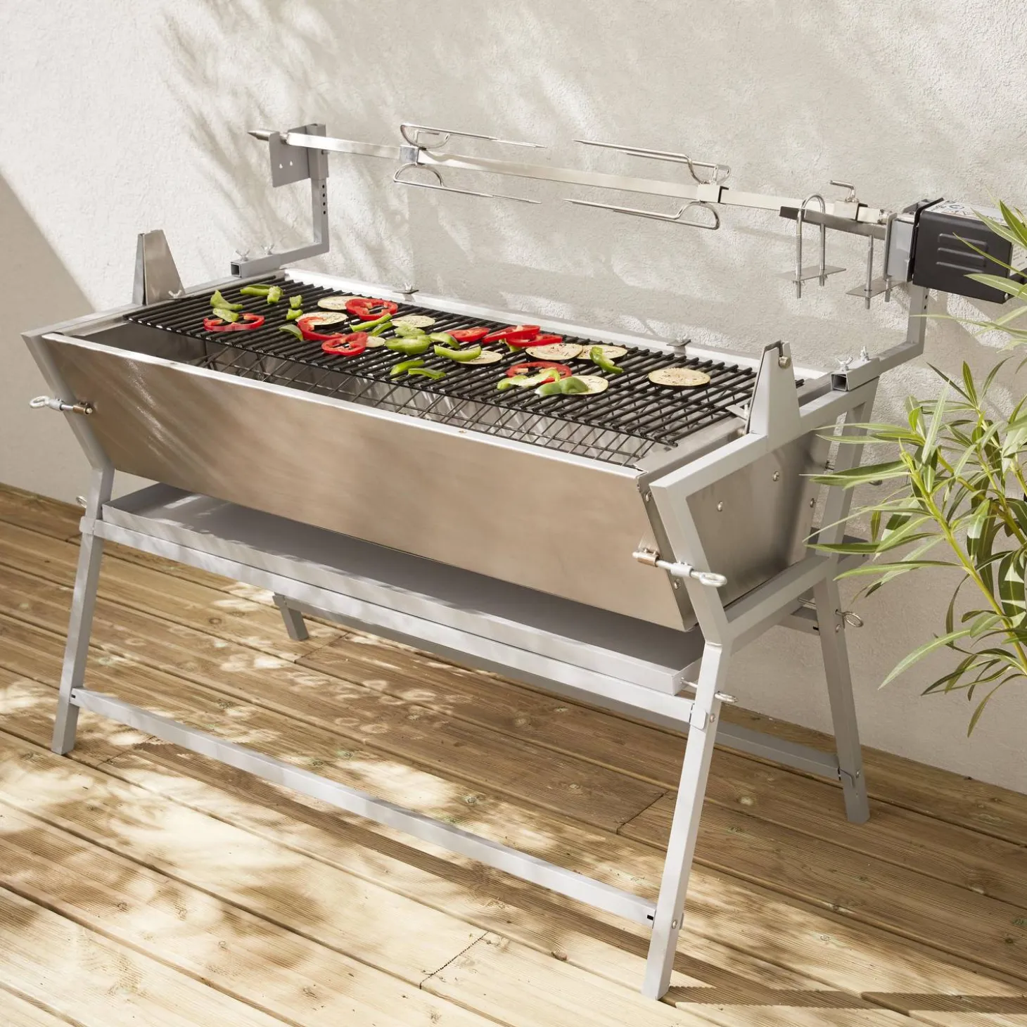 Kantelbare houtskoolbarbecue met elektrisch draaispit en hoes