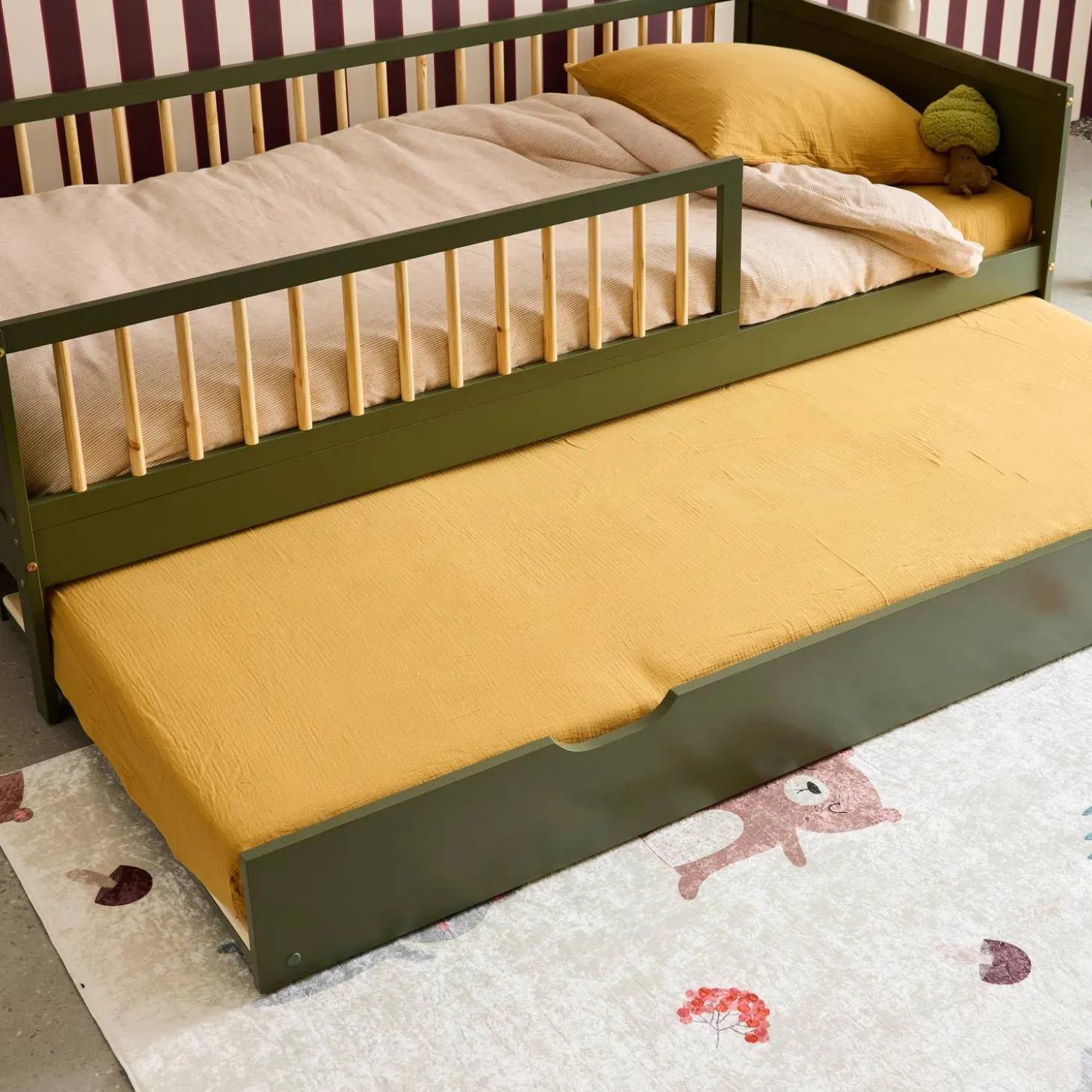 Kinderbedlade van dennenhout
