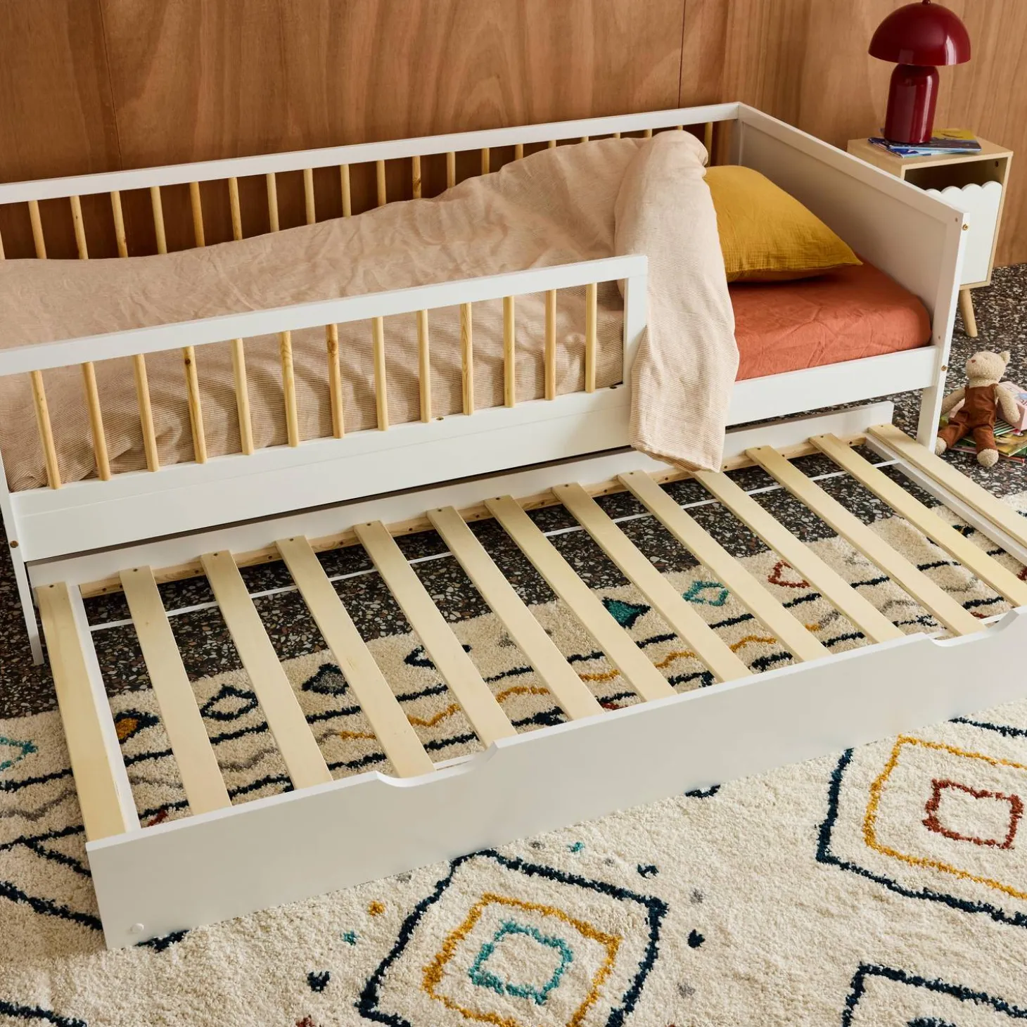 Kinderbedlade van dennenhout