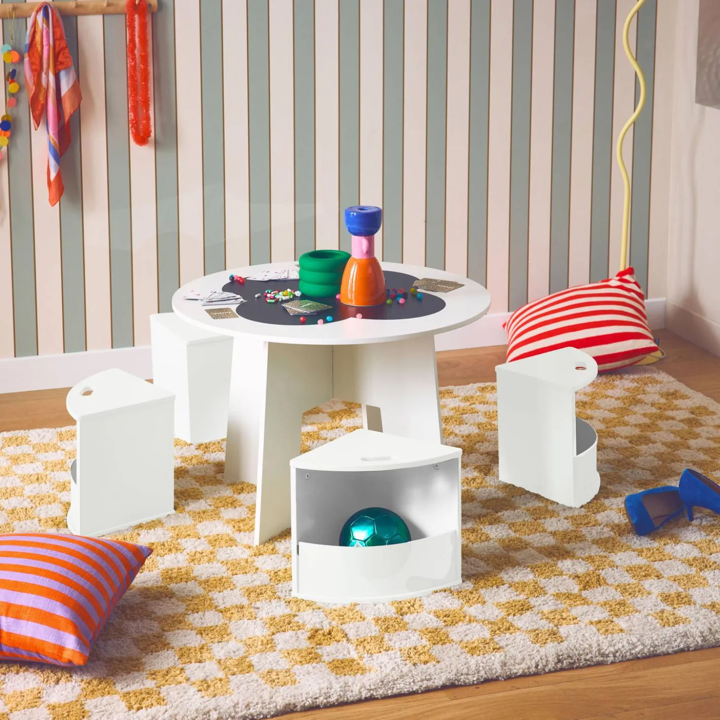 Kindertafel en 4 stoelen met leisteen effect