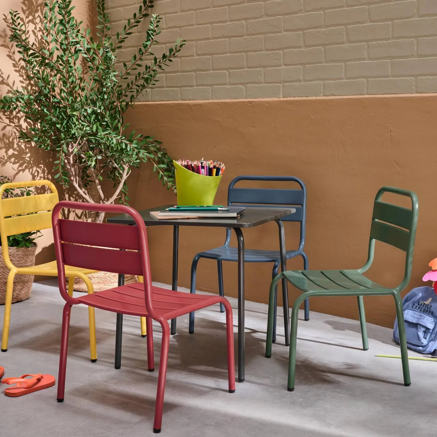 Kindertuinset, tafel en metalen stoelen voor 4