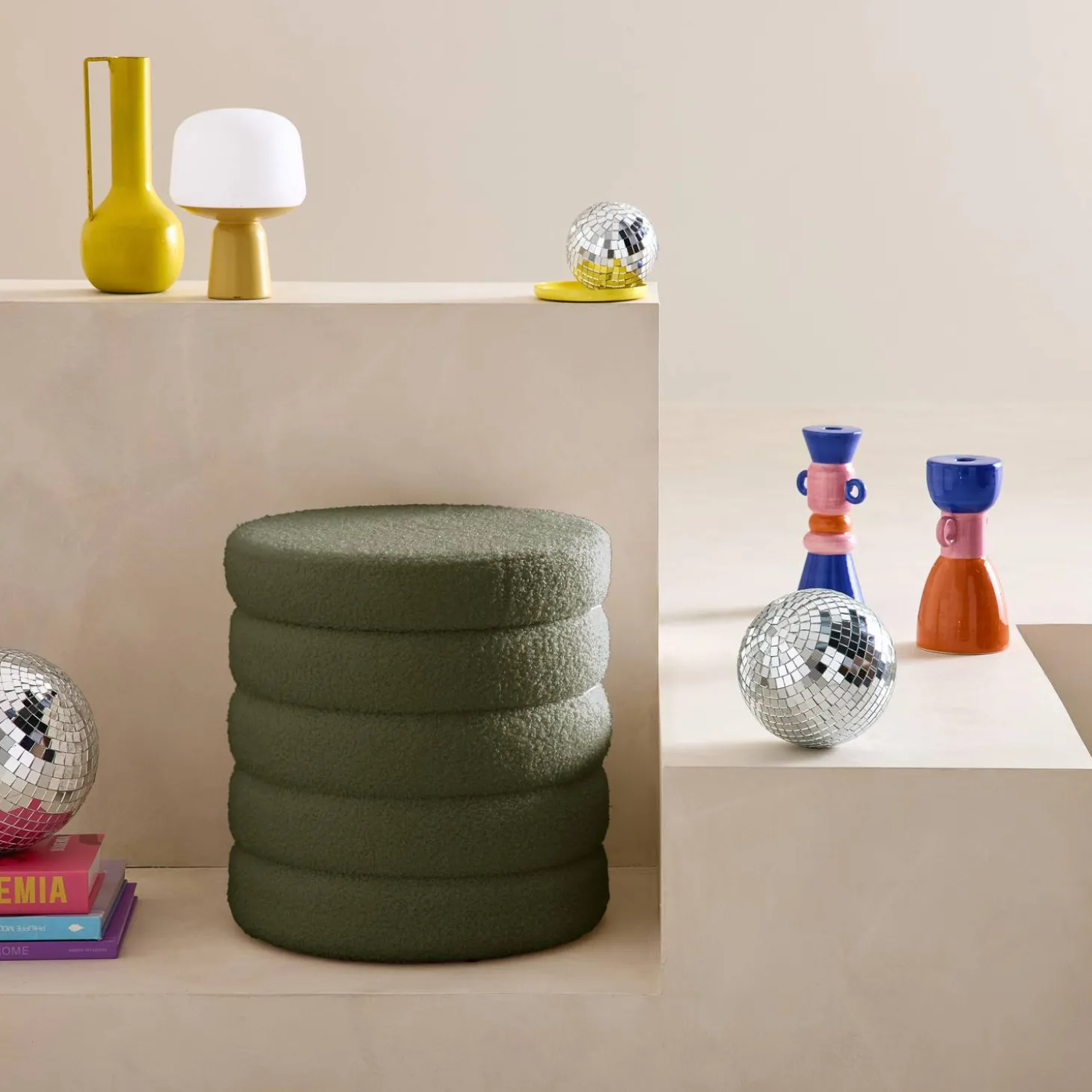 Kruk met opbergruimte in boucléstof