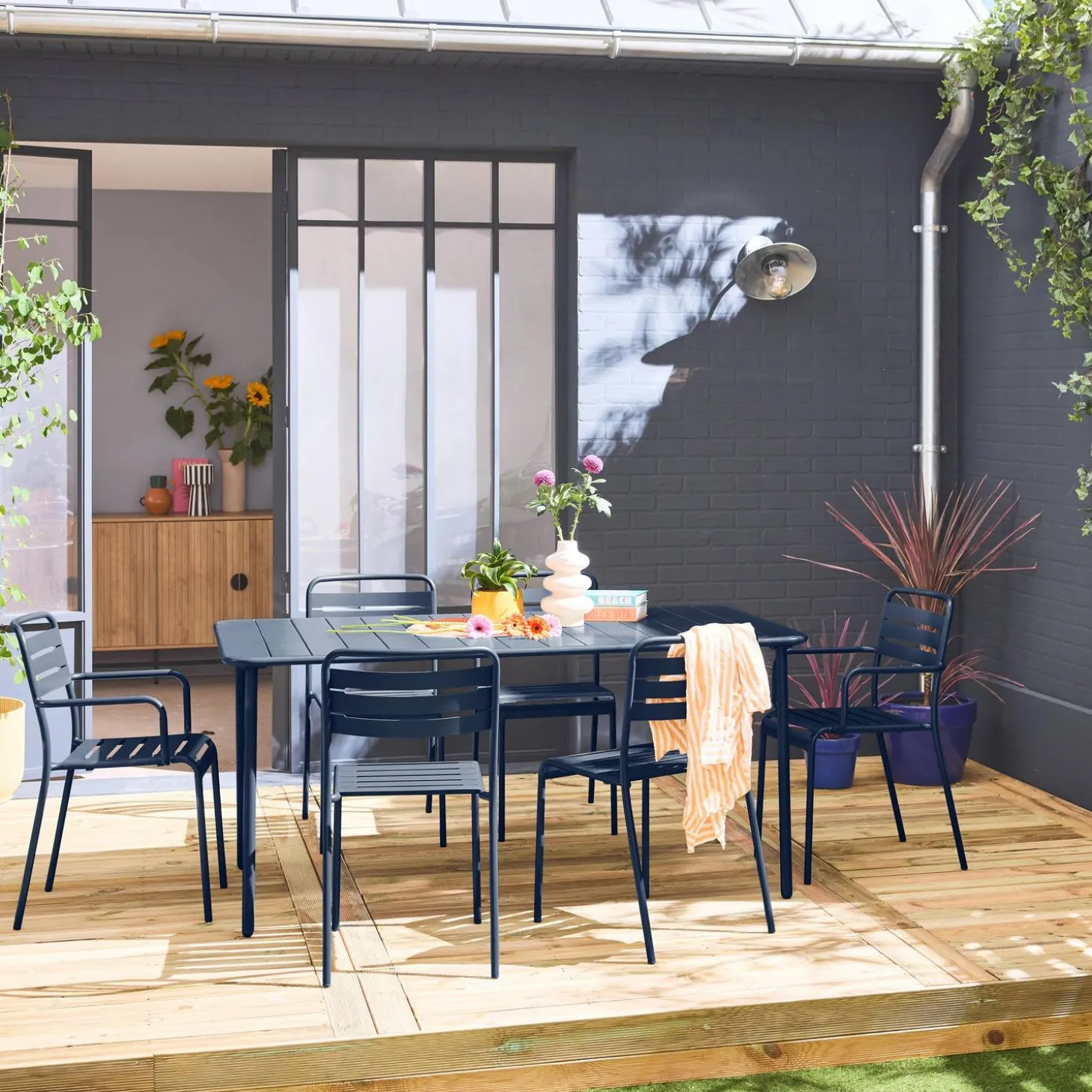 Metalen tuintafel + 6 stoelen, waarvan 2 met armleuning