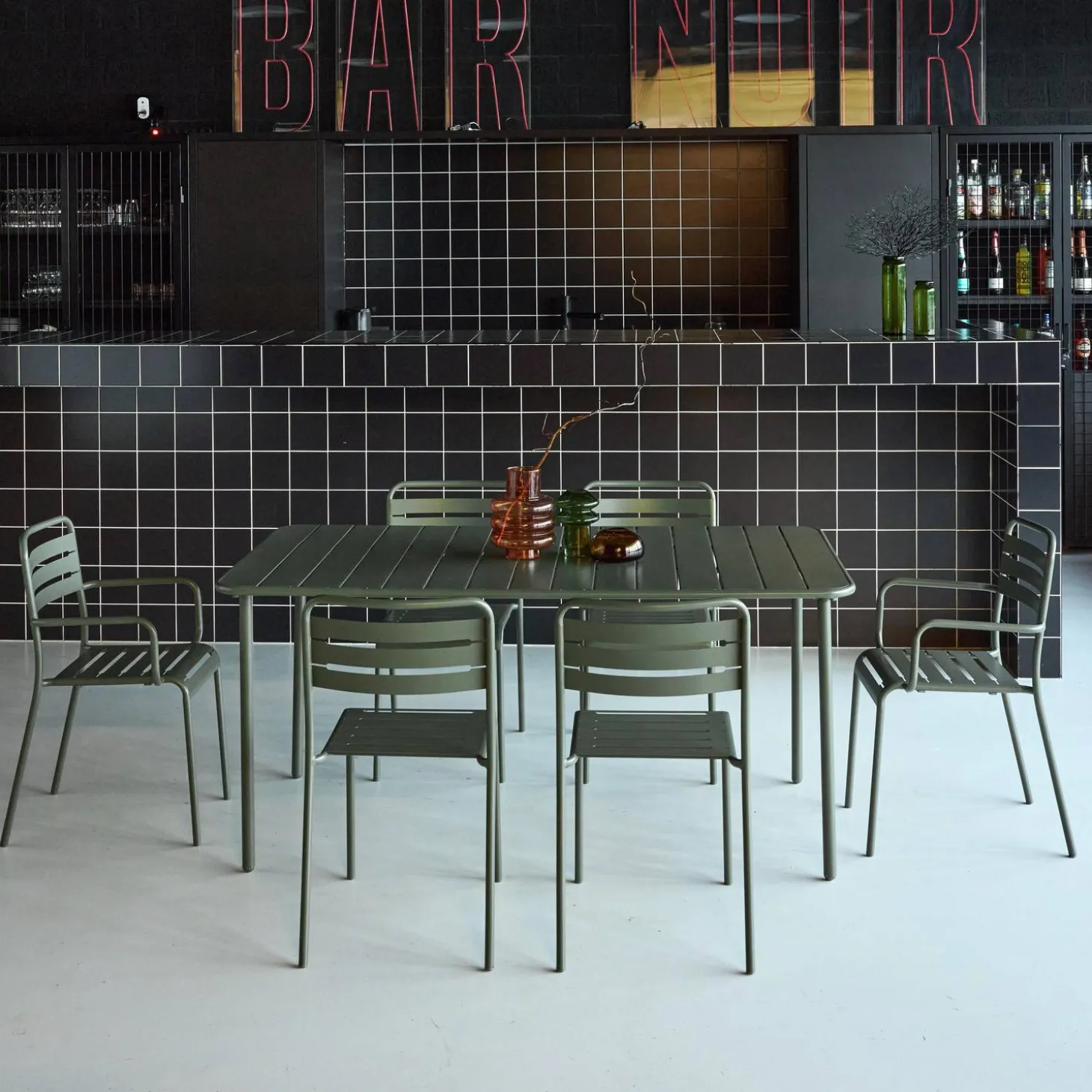 Metalen tuintafel + 6 stoelen, waarvan 2 met armleuning