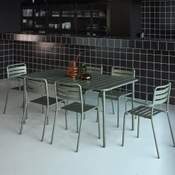 Metalen tuintafel + 6 stoelen, waarvan 2 met armleuning