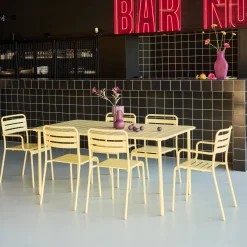 Metalen tuintafel + 6 stoelen, waarvan 2 met armleuning