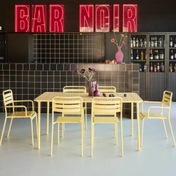 Metalen tuintafel + 6 stoelen, waarvan 2 met armleuning