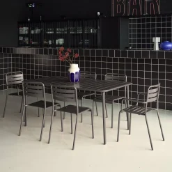 Metalen tuintafel + 6 stoelen, waarvan 2 met armleuning