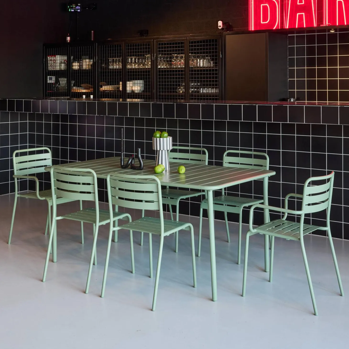 Metalen tuintafel + 6 stoelen, waarvan 2 met armleuning