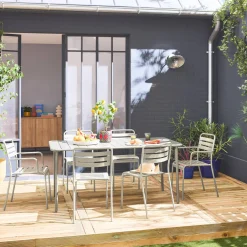 Metalen tuintafel + 6 stoelen, waarvan 2 met armleuning