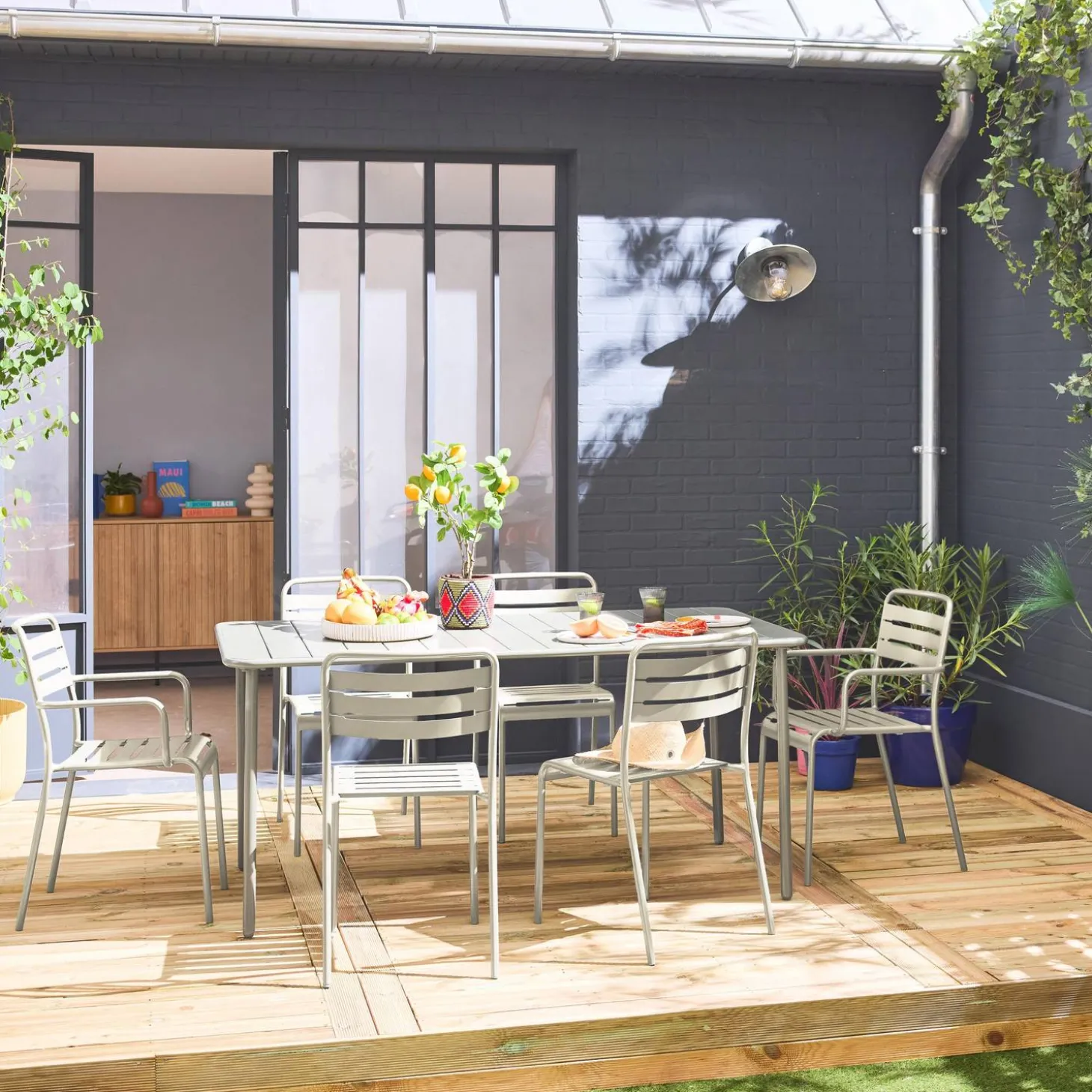 Metalen tuintafel + 6 stoelen, waarvan 2 met armleuning