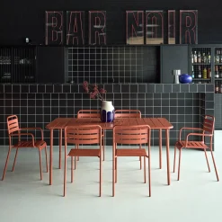 Metalen tuintafel + 6 stoelen, waarvan 2 met armleuning