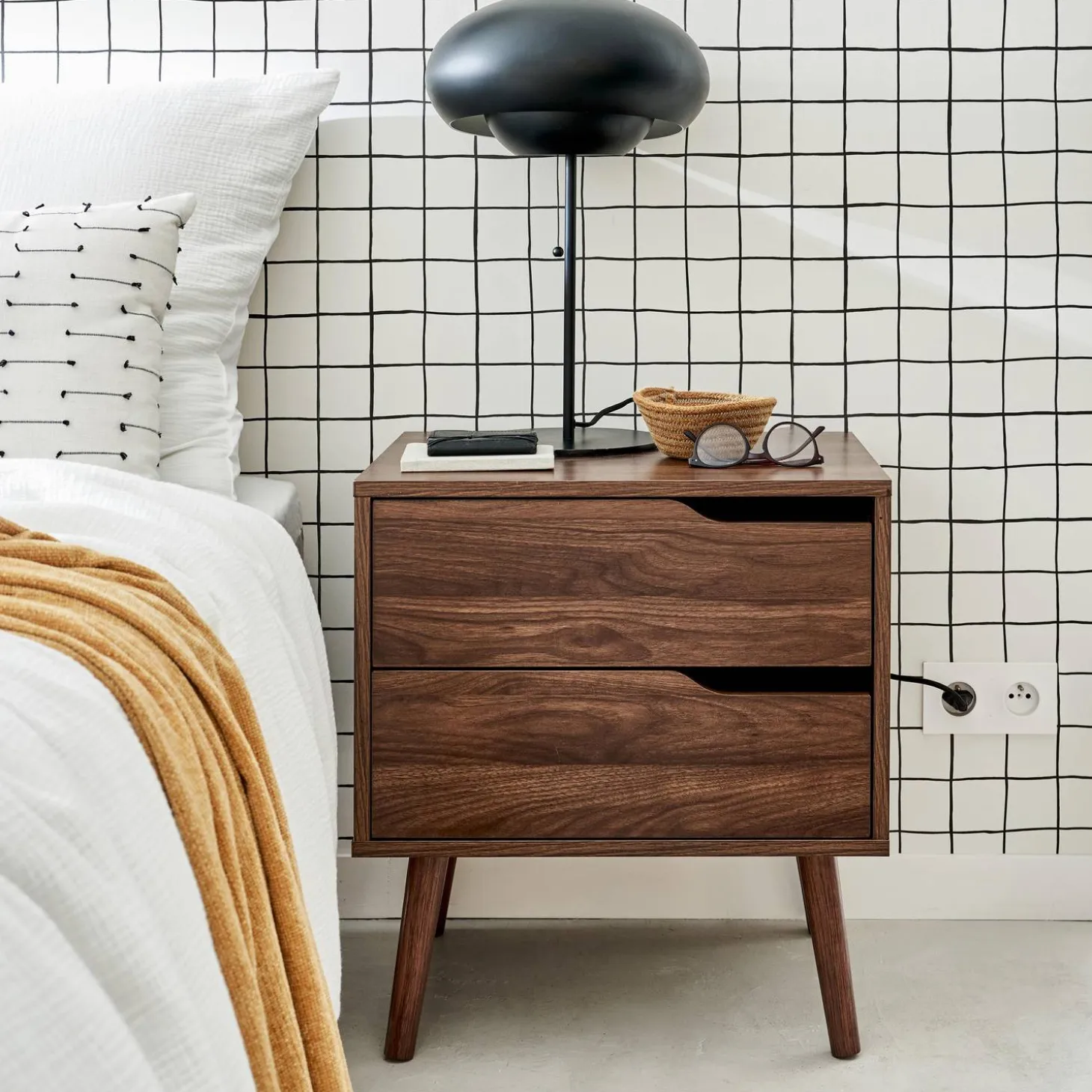 Nachtkastje, walnoot gebeitst houtdecor, 2 laden
