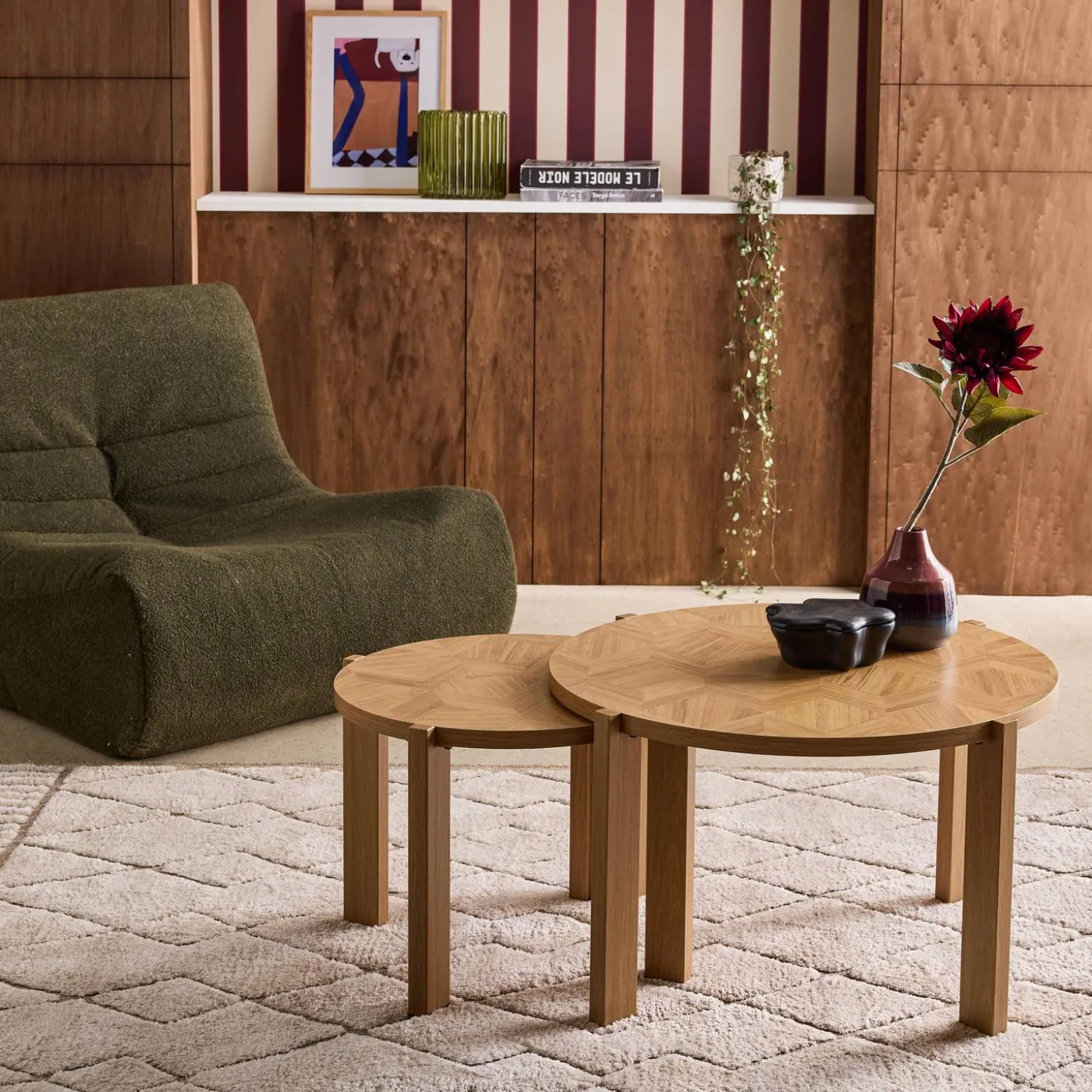 Nesttafels houtdecor met visgraateffect blad rond vintage (set van 2)