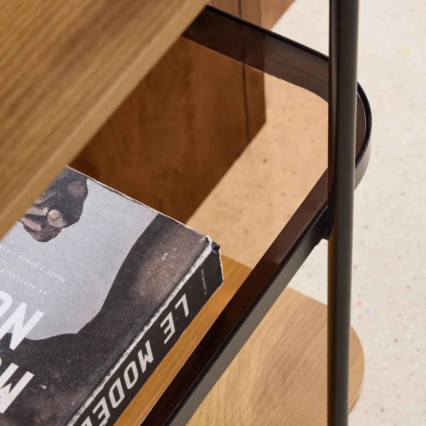Open kast met 5 niveaus metaal houtdecor en gehard glas