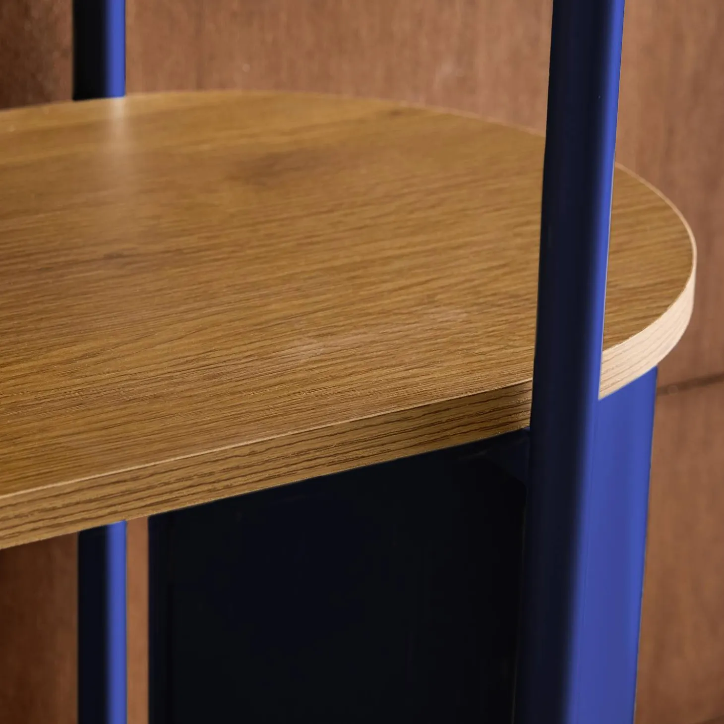 Open kast 5 niveaus gebogen metaal en houtdecor