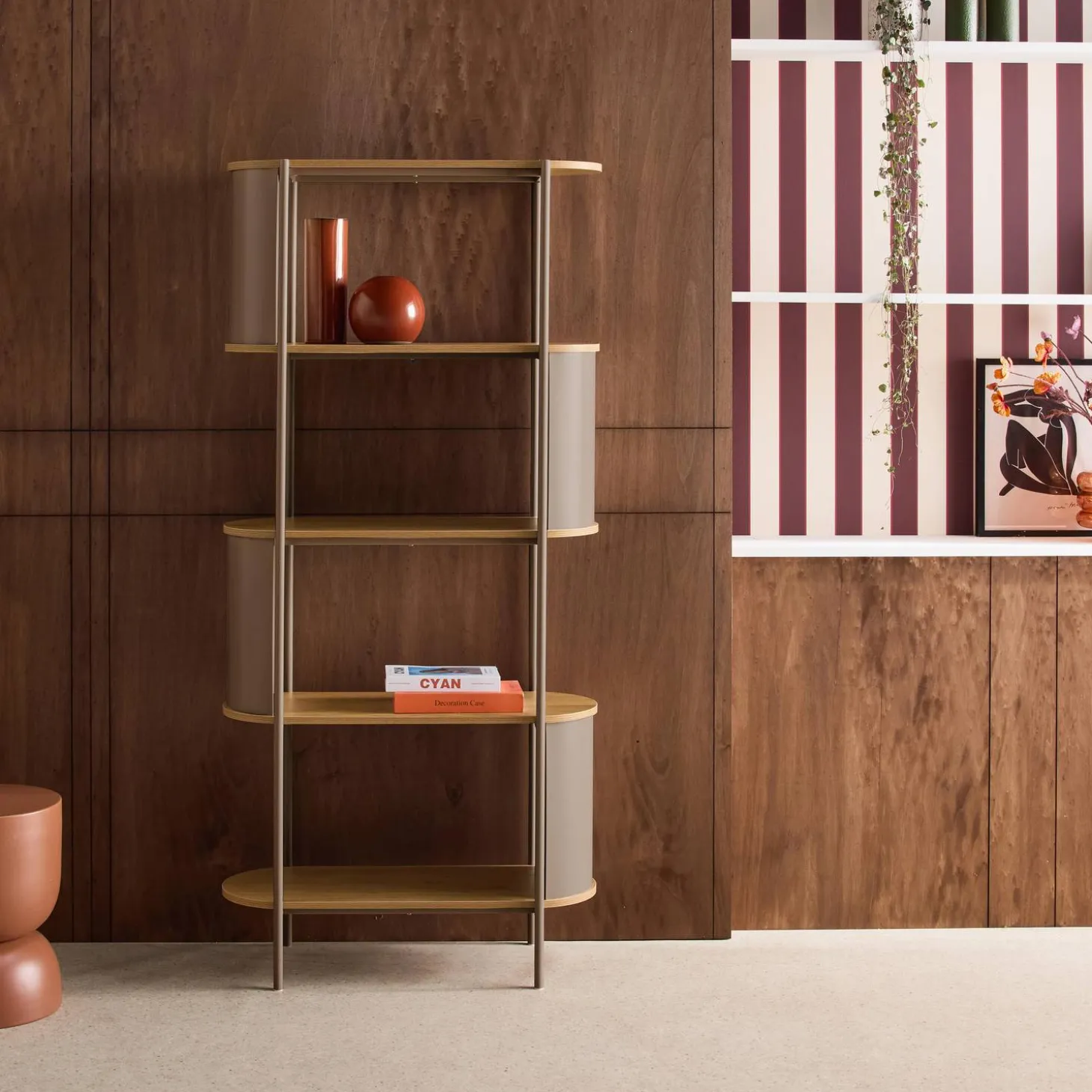Open kast 5 niveaus gebogen metaal en houtdecor