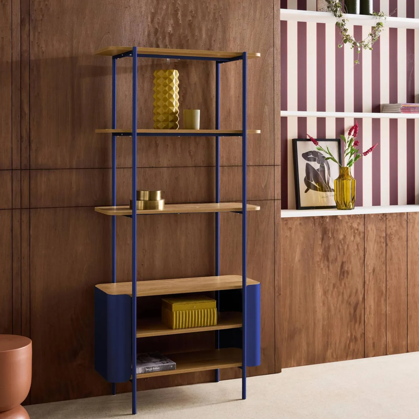Open kast 6 niveaus gebogen metaal en houtdecor