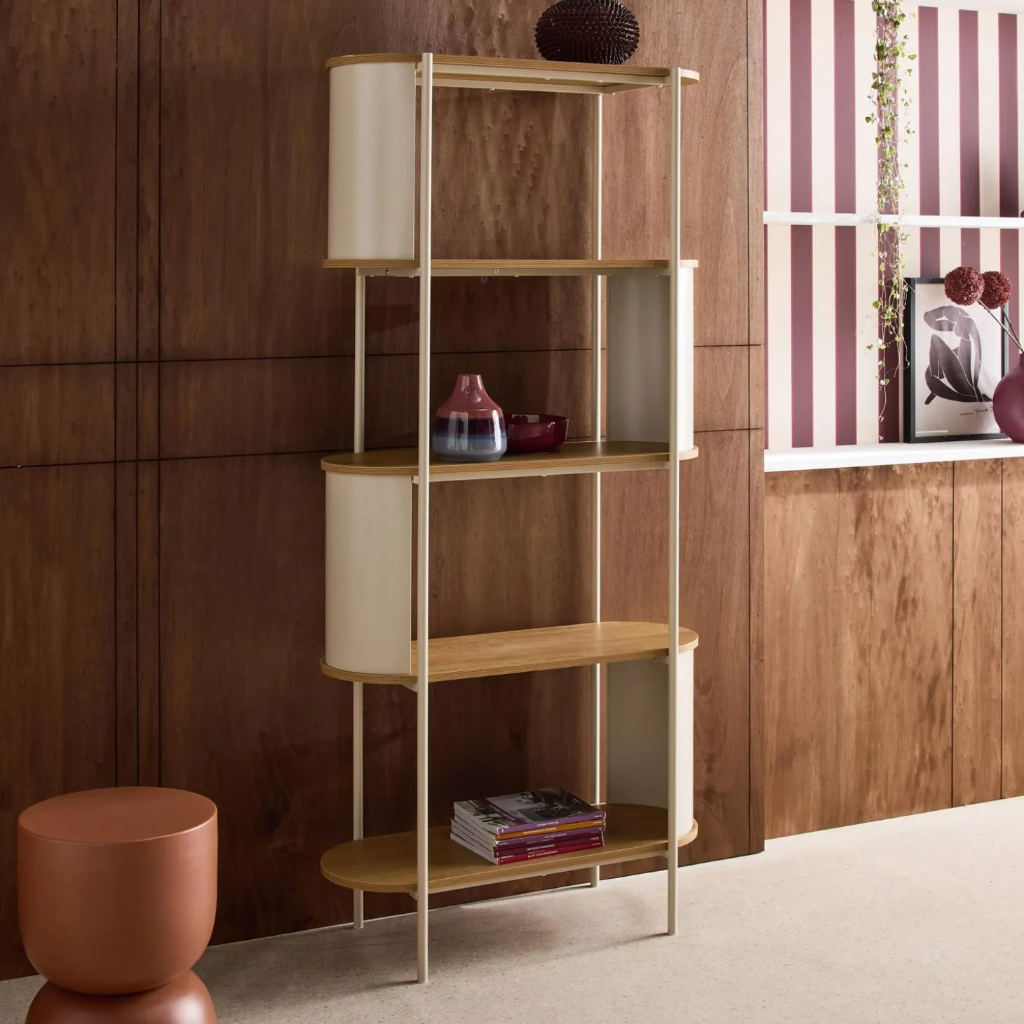 Open kast 5 niveaus gebogen metaal en houtdecor