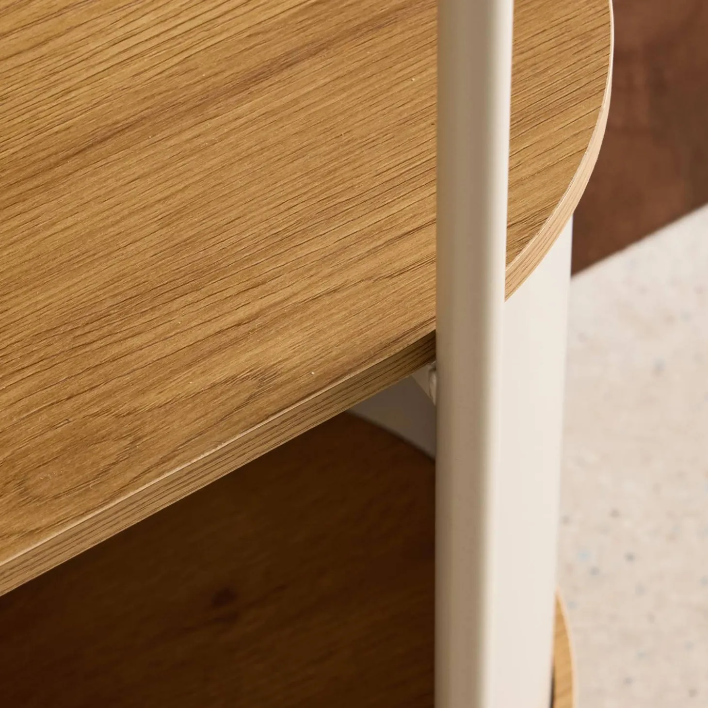 Open kast 5 niveaus gebogen metaal en houtdecor