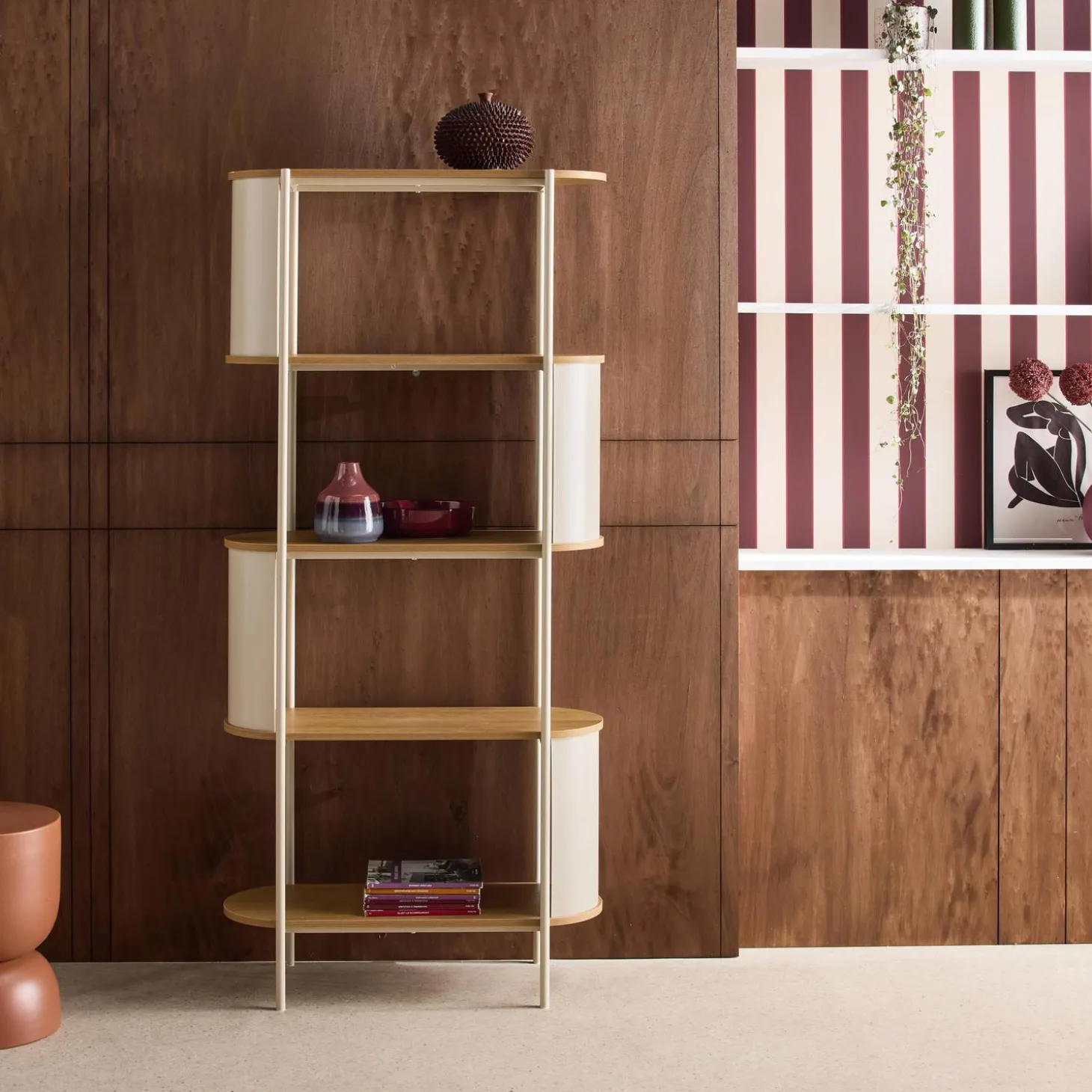 Open kast 5 niveaus gebogen metaal en houtdecor