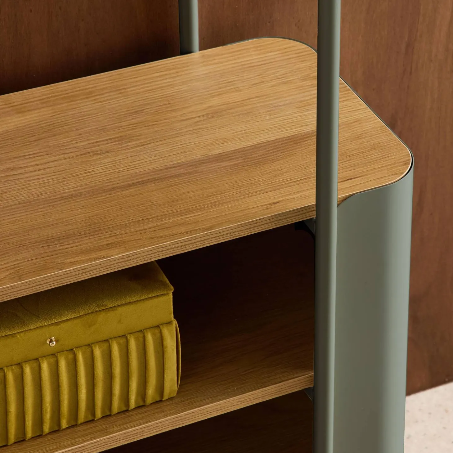 Open kast 6 niveaus gebogen metaal en houtdecor