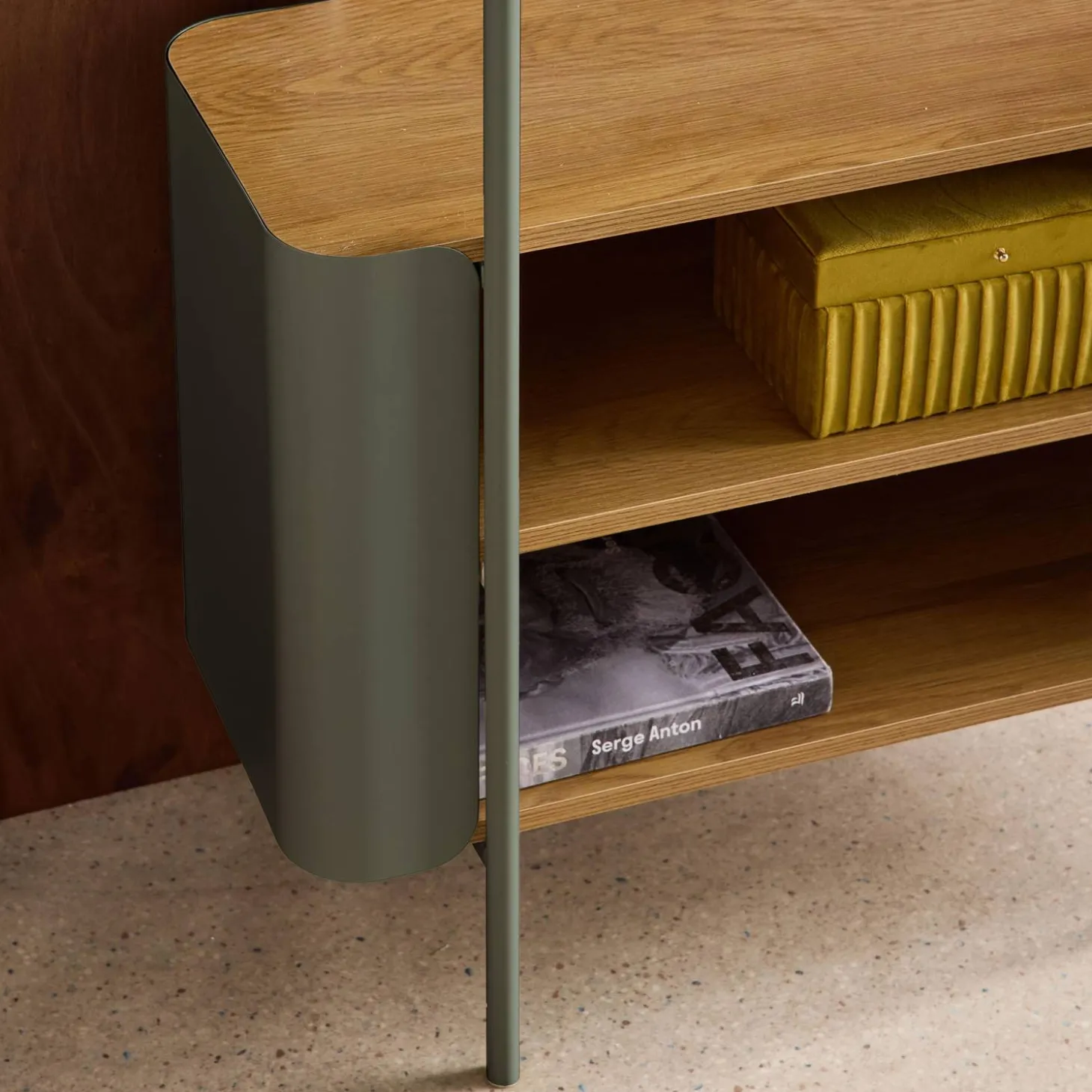 Open kast 6 niveaus gebogen metaal en houtdecor