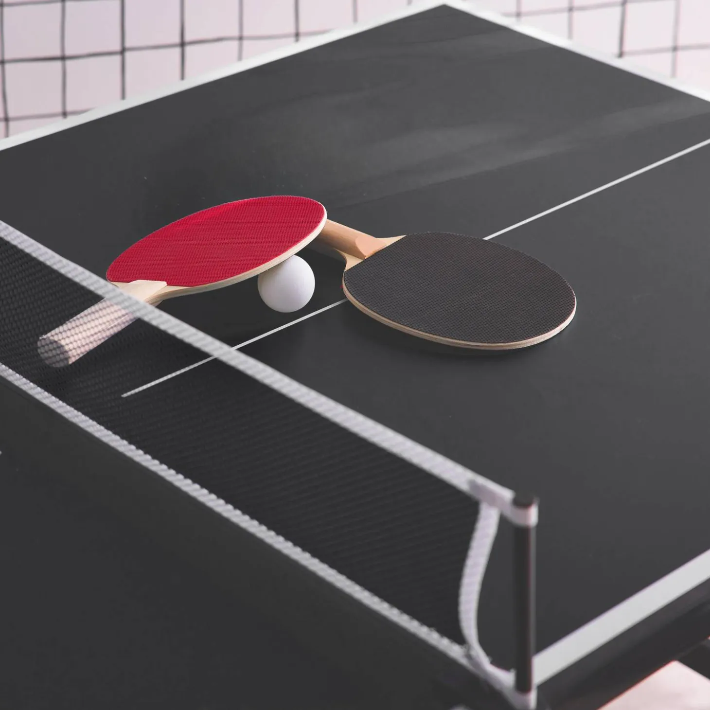 Opklapbare mini-tafeltennistafel voor binnen met 4 batjes en 6 ballen