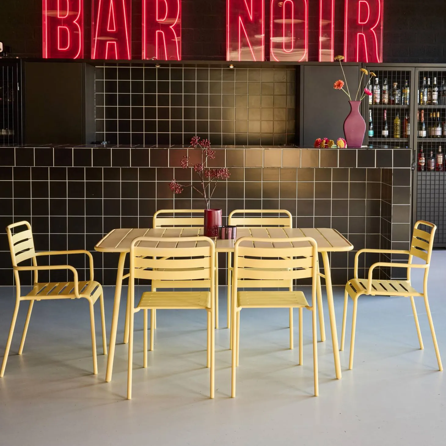 Opklapbare tuintafel met 6 stoelen waarvan 2 met armleuning metaal