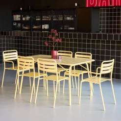 Opklapbare tuintafel met 6 stoelen waarvan 2 met armleuning metaal