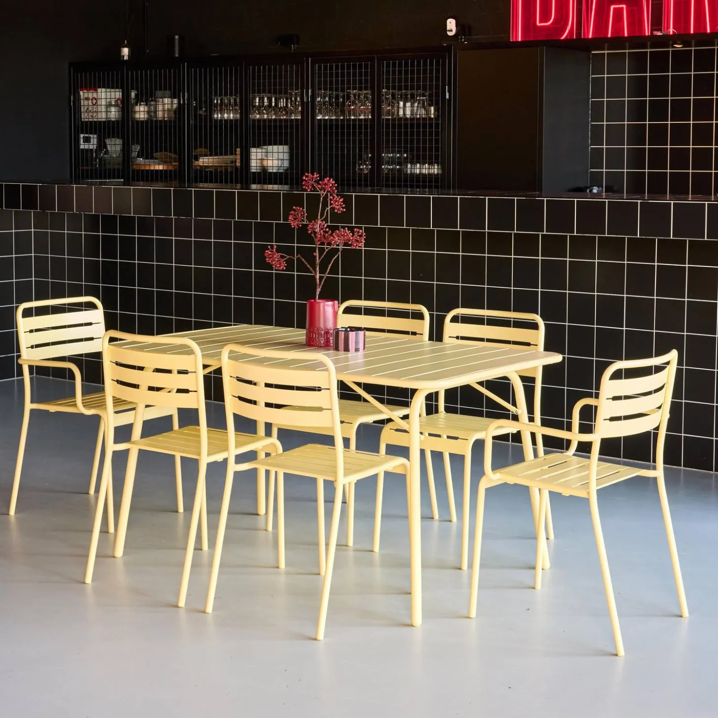 Opklapbare tuintafel met 6 stoelen waarvan 2 met armleuning metaal