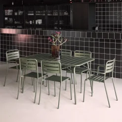 Opklapbare tuintafel met 6 stoelen waarvan 2 met armleuning metaal