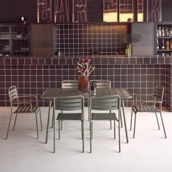 Opklapbare tuintafel met 6 stoelen waarvan 2 met armleuning metaal