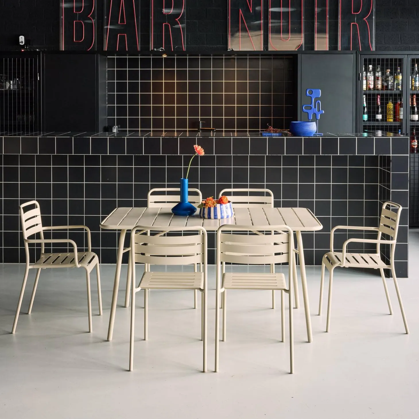 Opklapbare tuintafel met 6 stoelen waarvan 2 met armleuning metaal