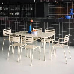 Opklapbare tuintafel met 6 stoelen waarvan 2 met armleuning metaal