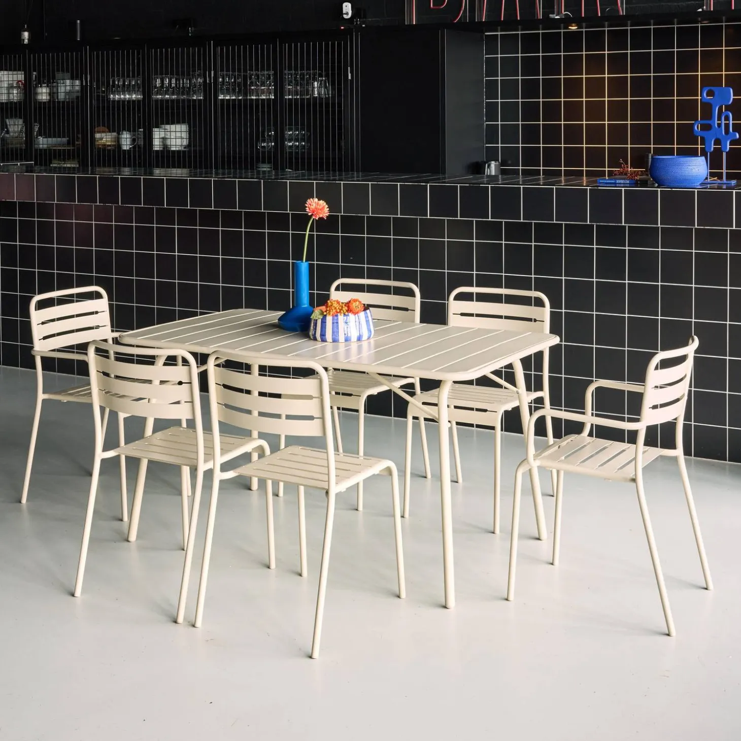 Opklapbare tuintafel met 6 stoelen waarvan 2 met armleuning metaal