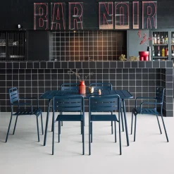 Opklapbare tuintafel met 6 stoelen waarvan 2 met armleuning metaal