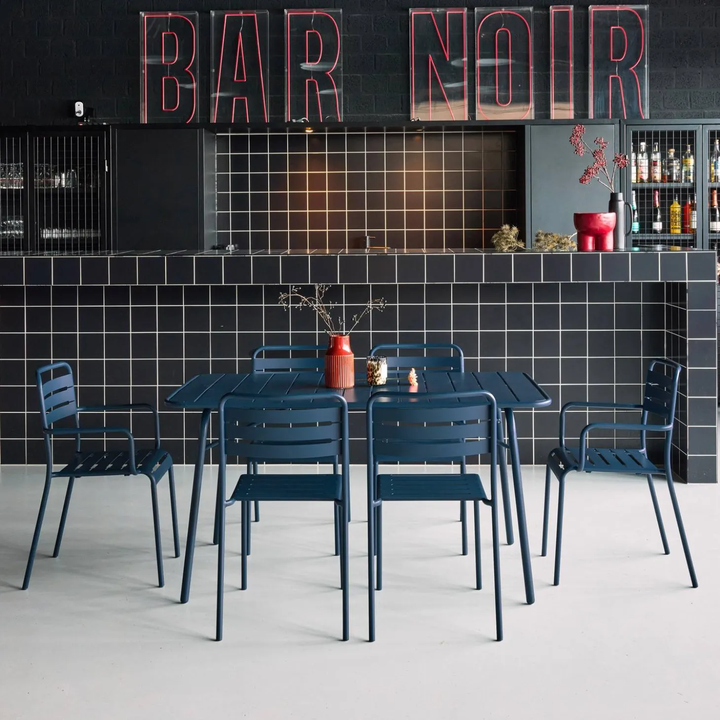 Opklapbare tuintafel met 6 stoelen waarvan 2 met armleuning metaal