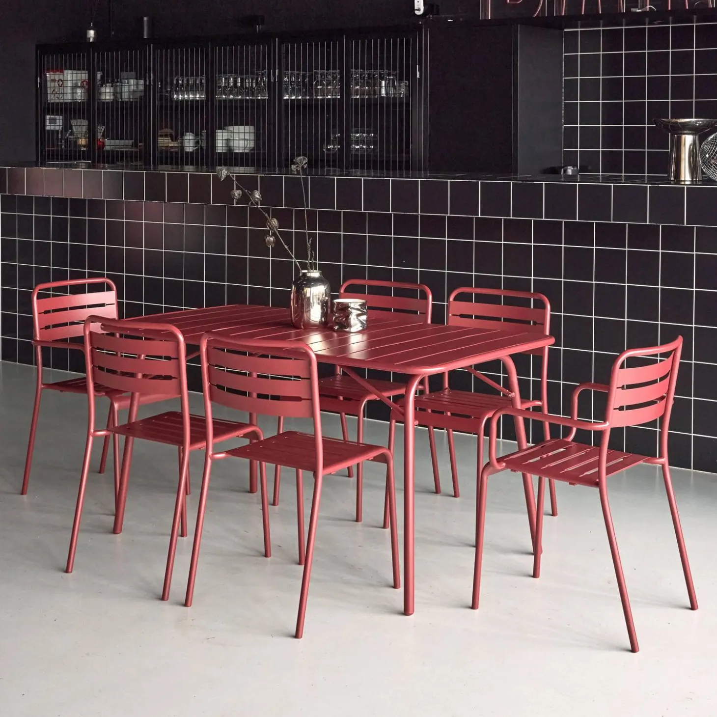 Opklapbare tuintafel met 6 stoelen waarvan 2 met armleuning metaal