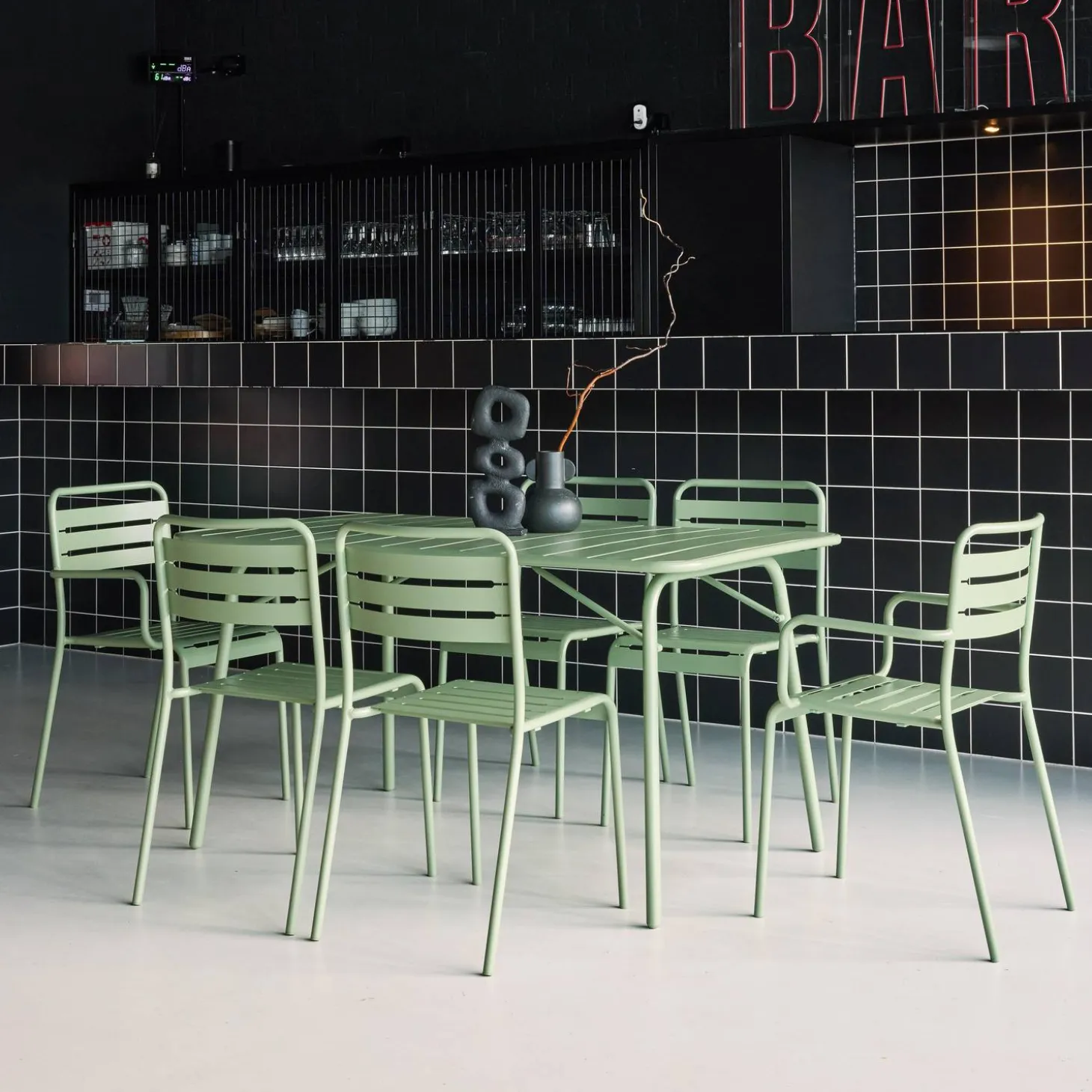 Opklapbare tuintafel met 6 stoelen waarvan 2 met armleuning metaal